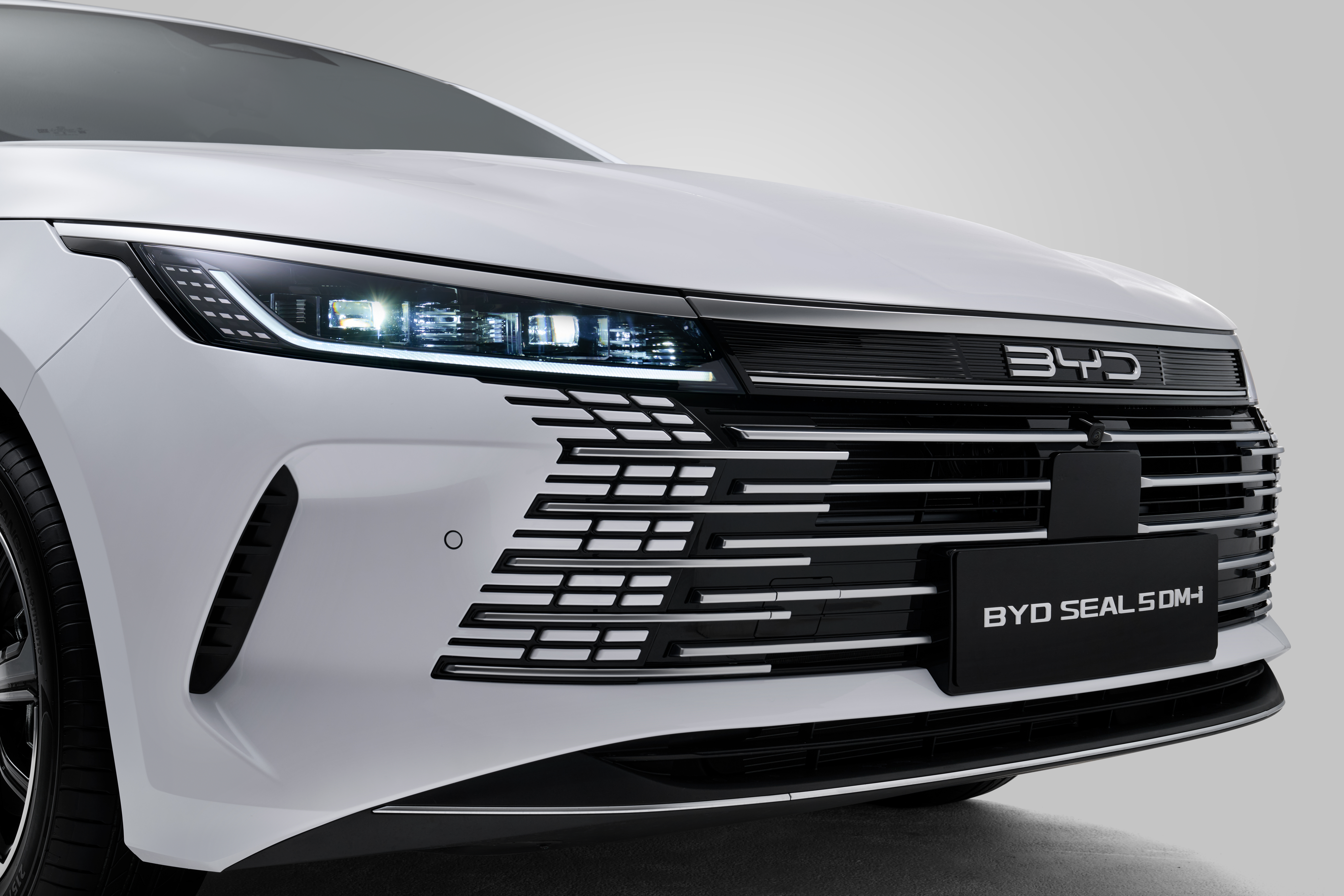 Đèn pha LED Hình sóng (Wave-shaped LED Headlights), cản trước thiết kế ấn tượng