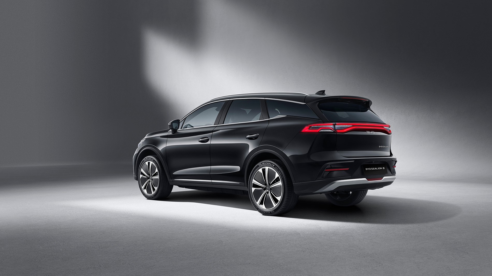 BYD SEALION 8